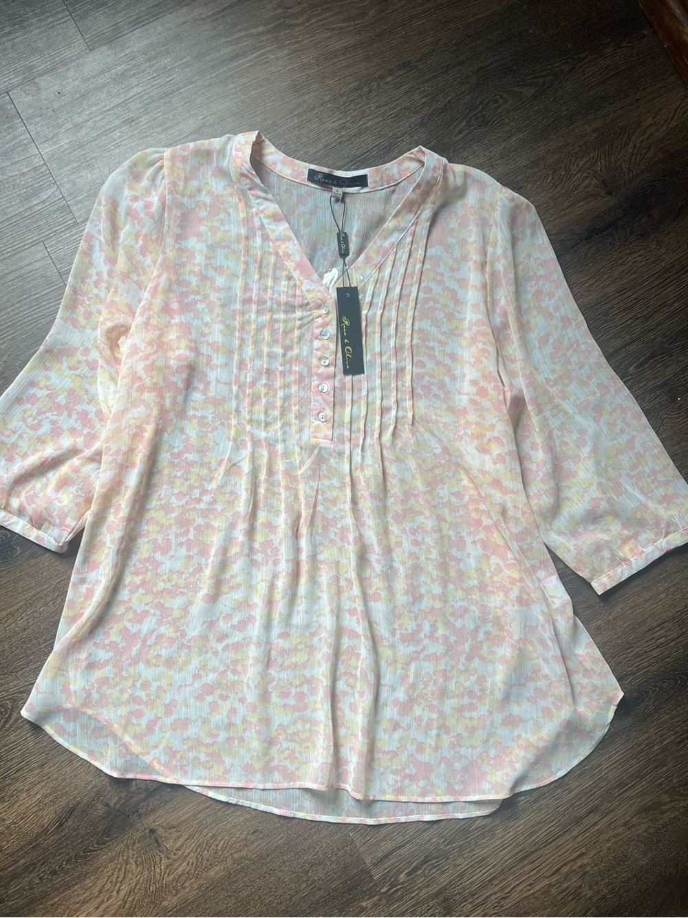 Rose & Olive Pink and Cream Pintuck V-Neck Tunic size 1X